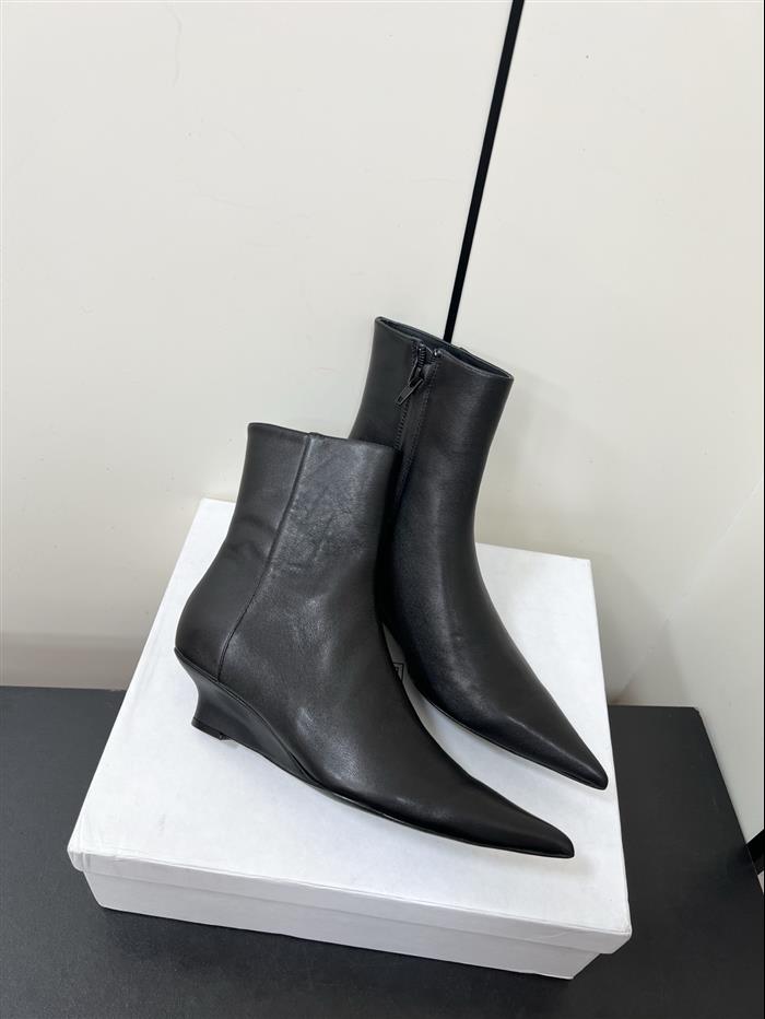 2025112817431563 370